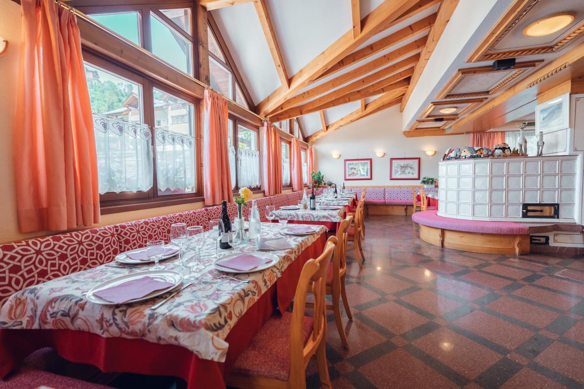 Aparthotel Des Alpes Cavalese Exteriör bild