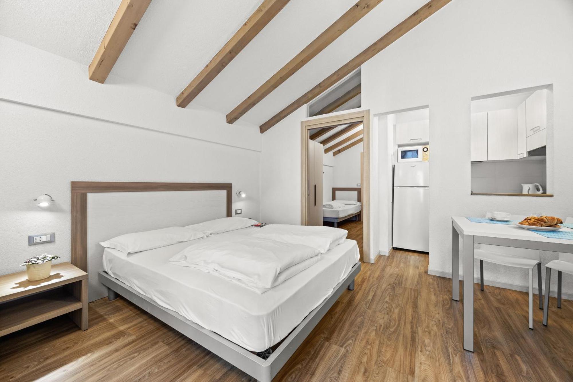 Aparthotel Des Alpes Cavalese Exteriör bild