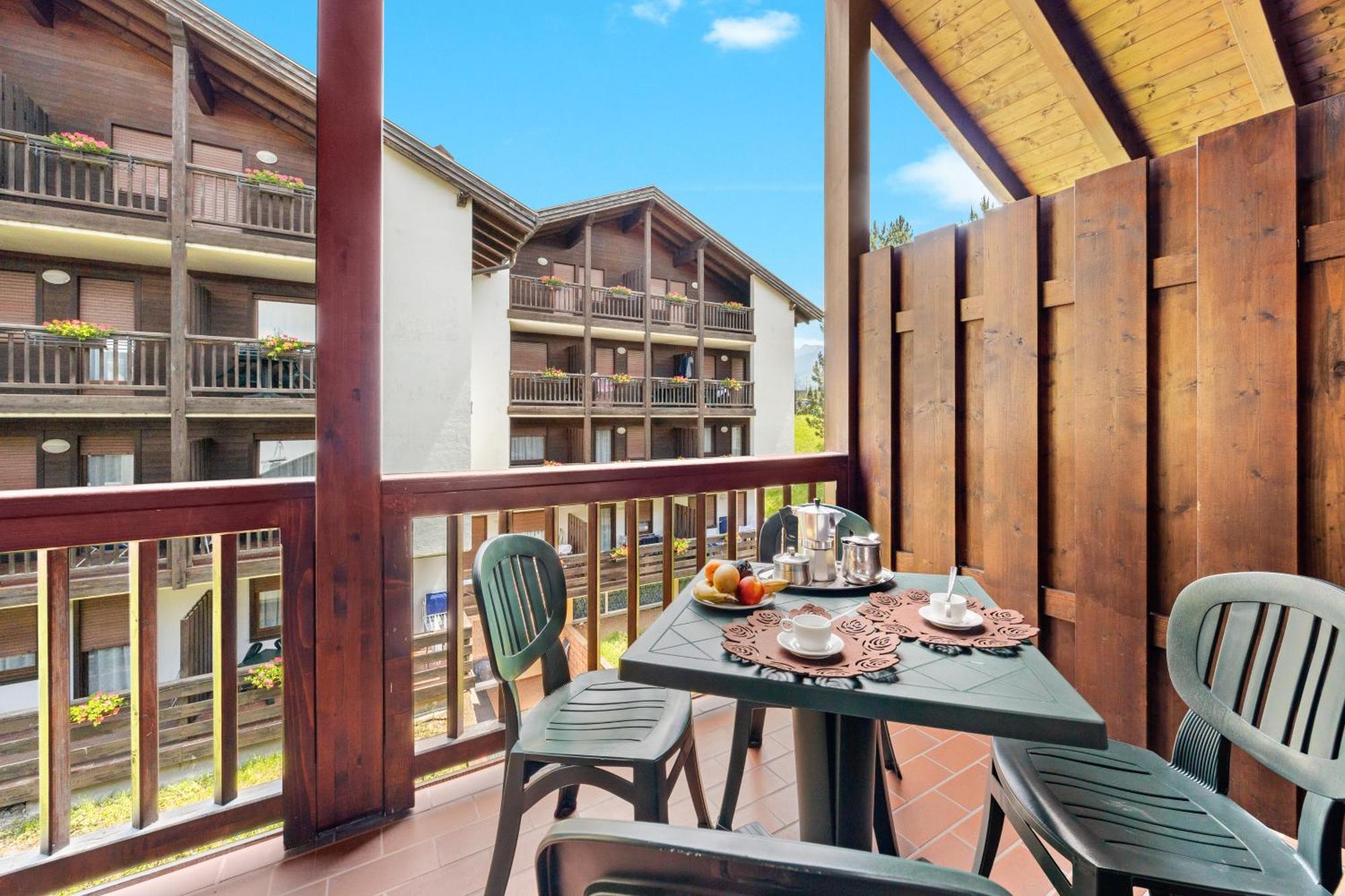 Aparthotel Des Alpes Cavalese Exteriör bild