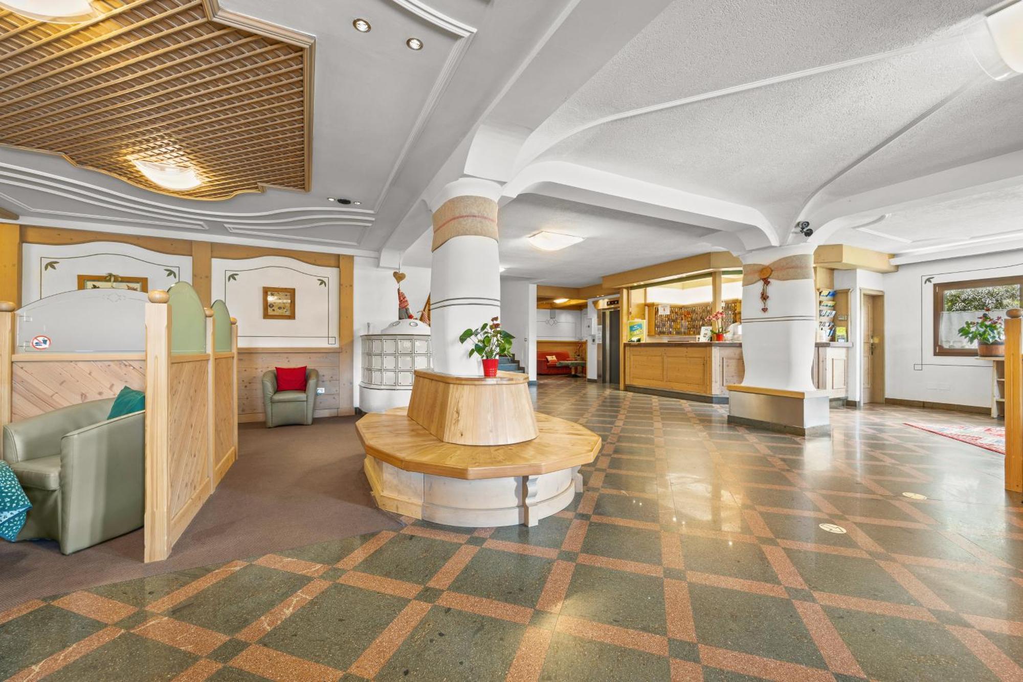 Aparthotel Des Alpes Cavalese Exteriör bild