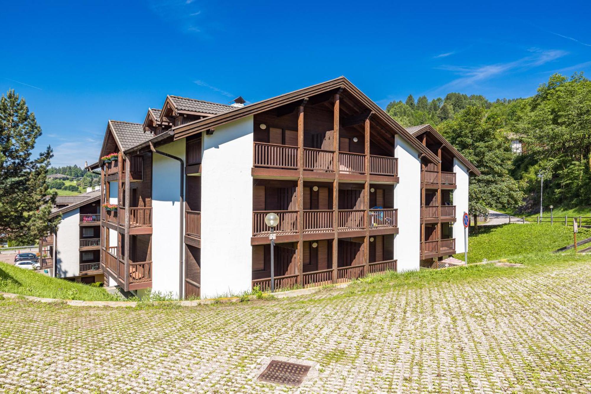 Aparthotel Des Alpes Cavalese Exteriör bild