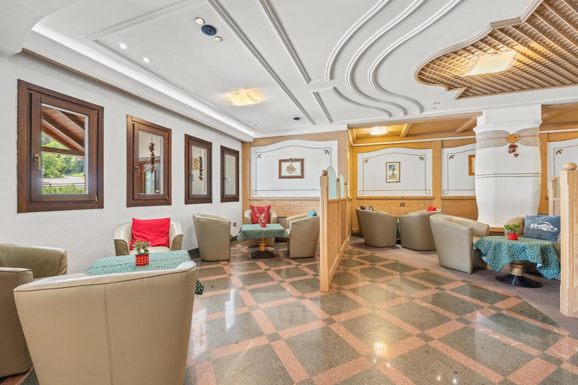 Aparthotel Des Alpes Cavalese Exteriör bild
