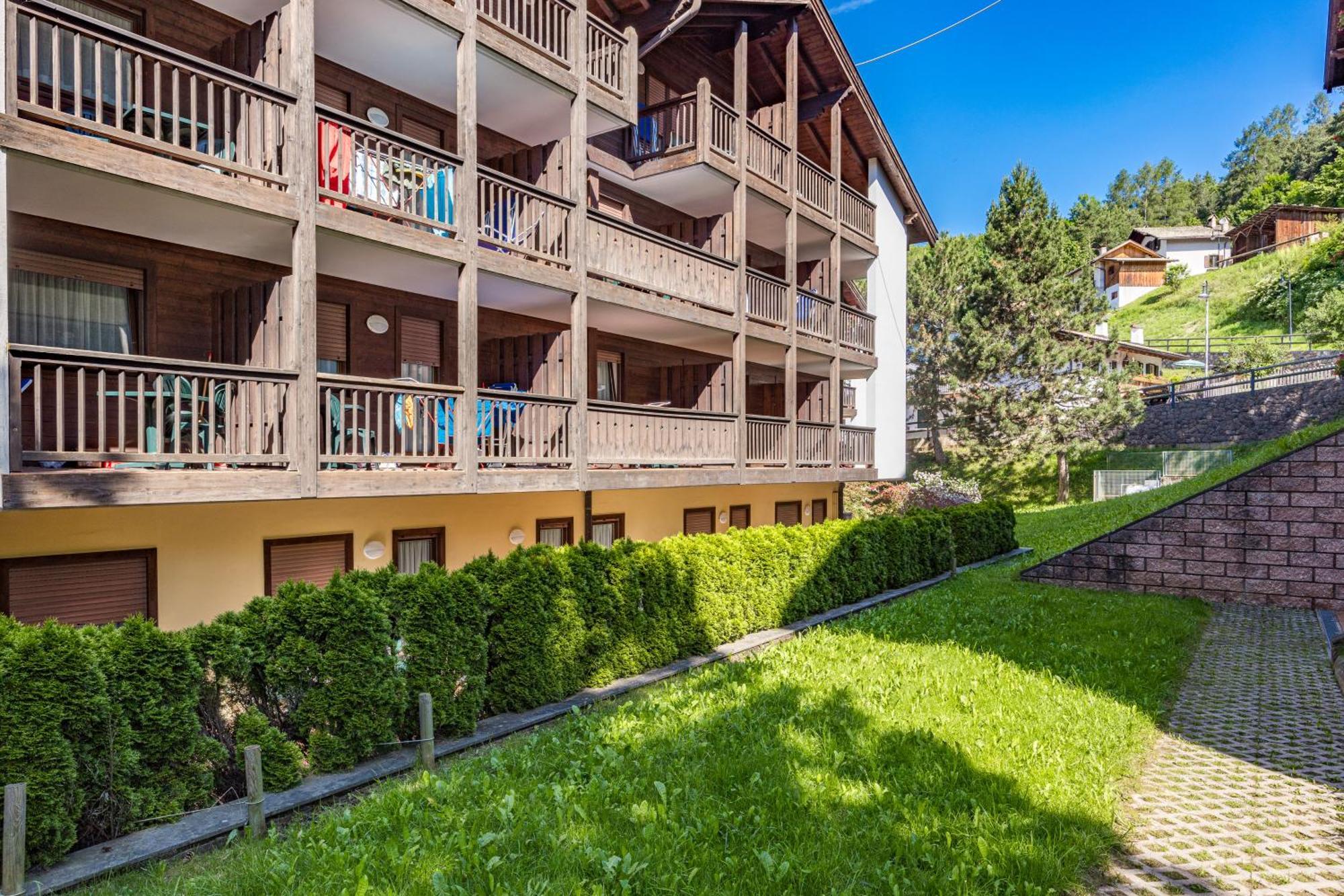 Aparthotel Des Alpes Cavalese Exteriör bild