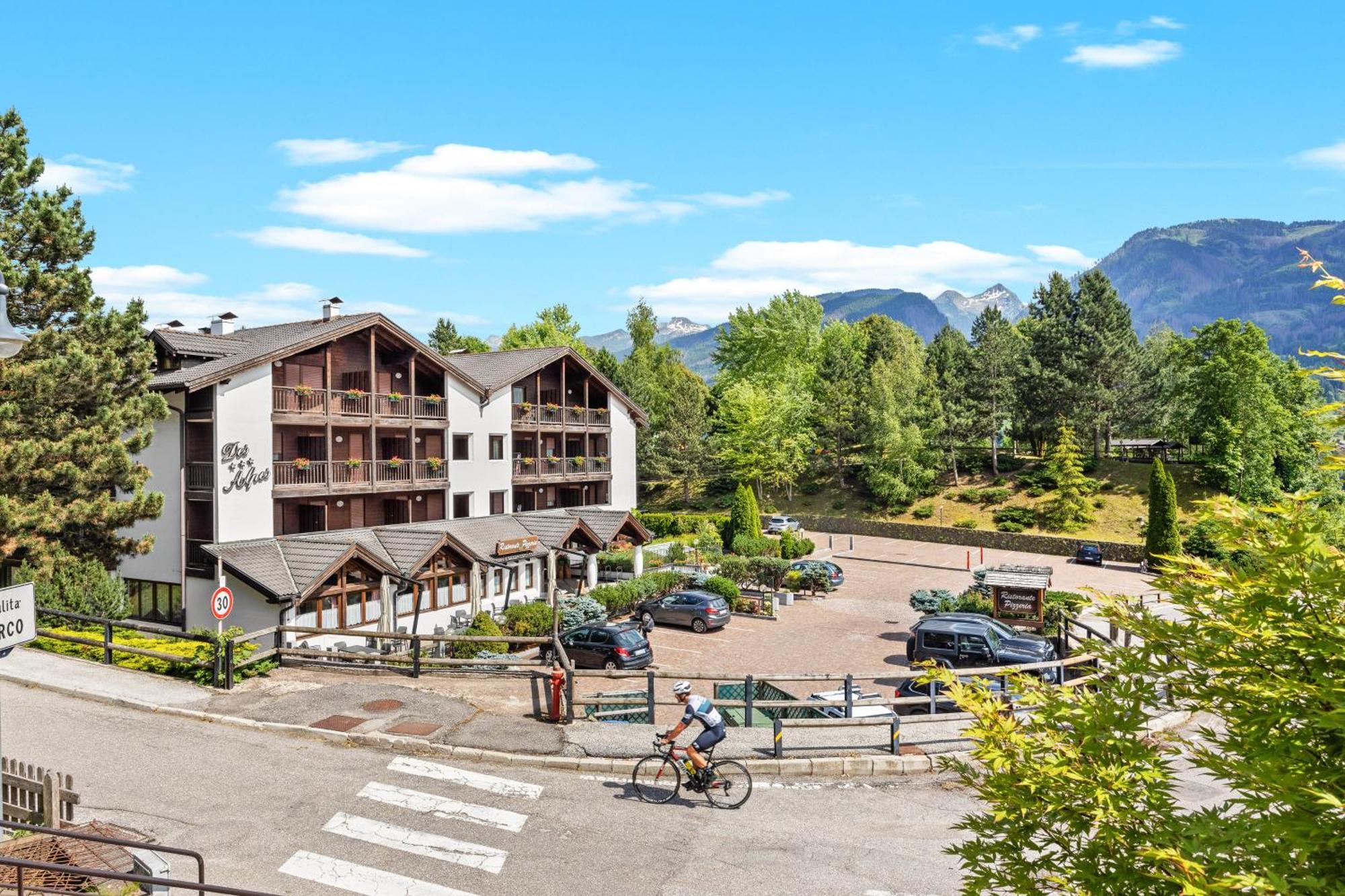 Aparthotel Des Alpes Cavalese Exteriör bild