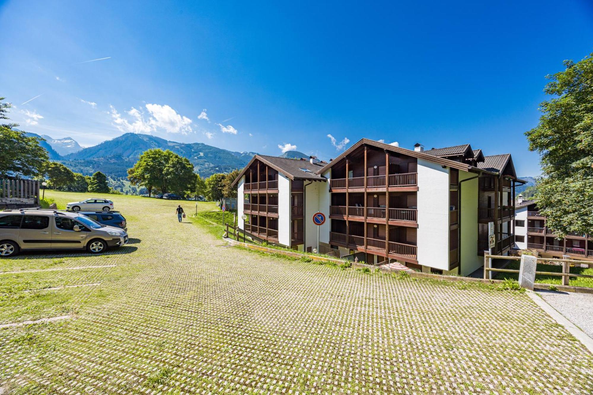 Aparthotel Des Alpes Cavalese Exteriör bild