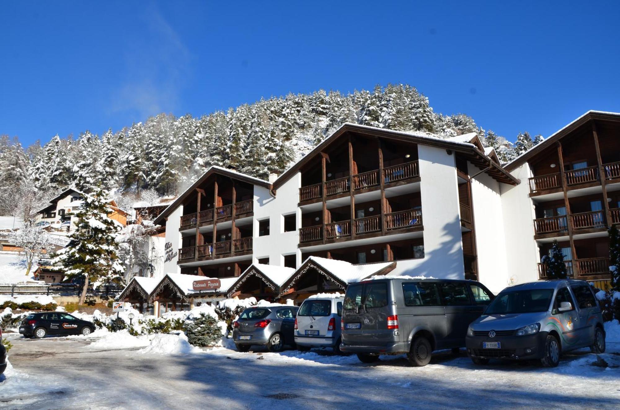 Aparthotel Des Alpes Cavalese Exteriör bild