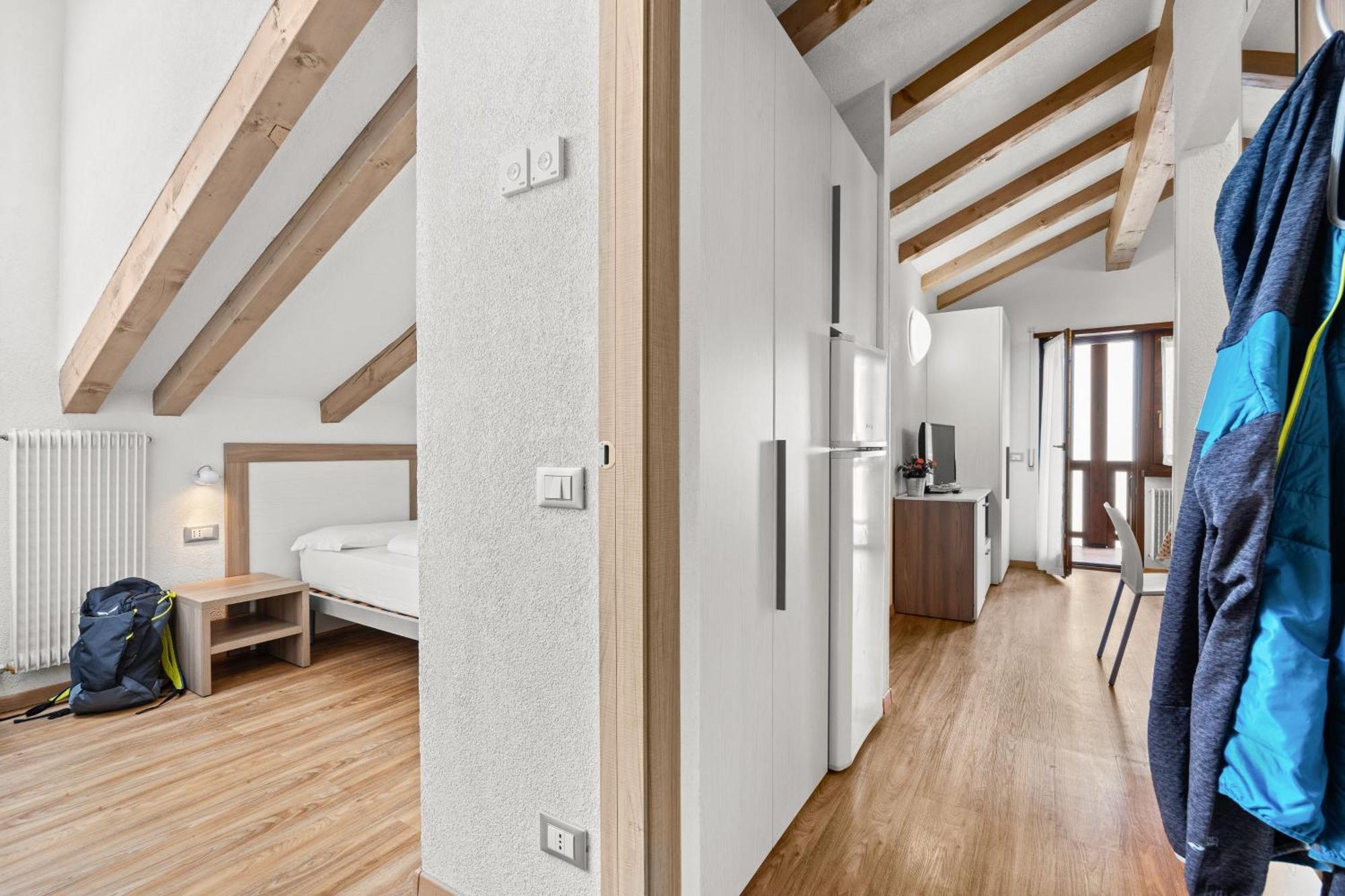 Aparthotel Des Alpes Cavalese Rum bild